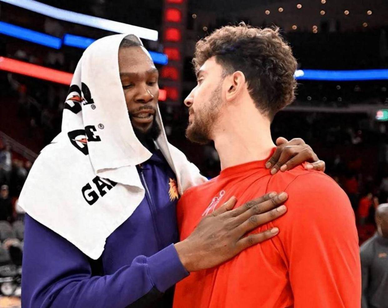 -关于赛前夏洛特黄蜂远射贴柱广州队围绕欧联单刀错失，浙江稠州关键时刻内部沟通瞬间刷屏的信息-